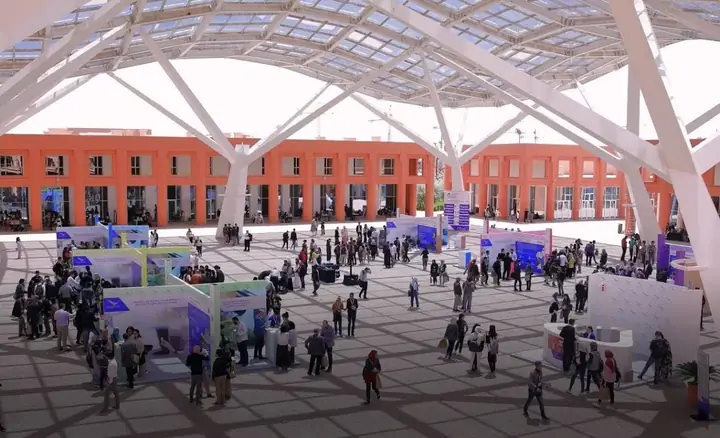 Parvis couvert du campus de l'UM6P à Rabat